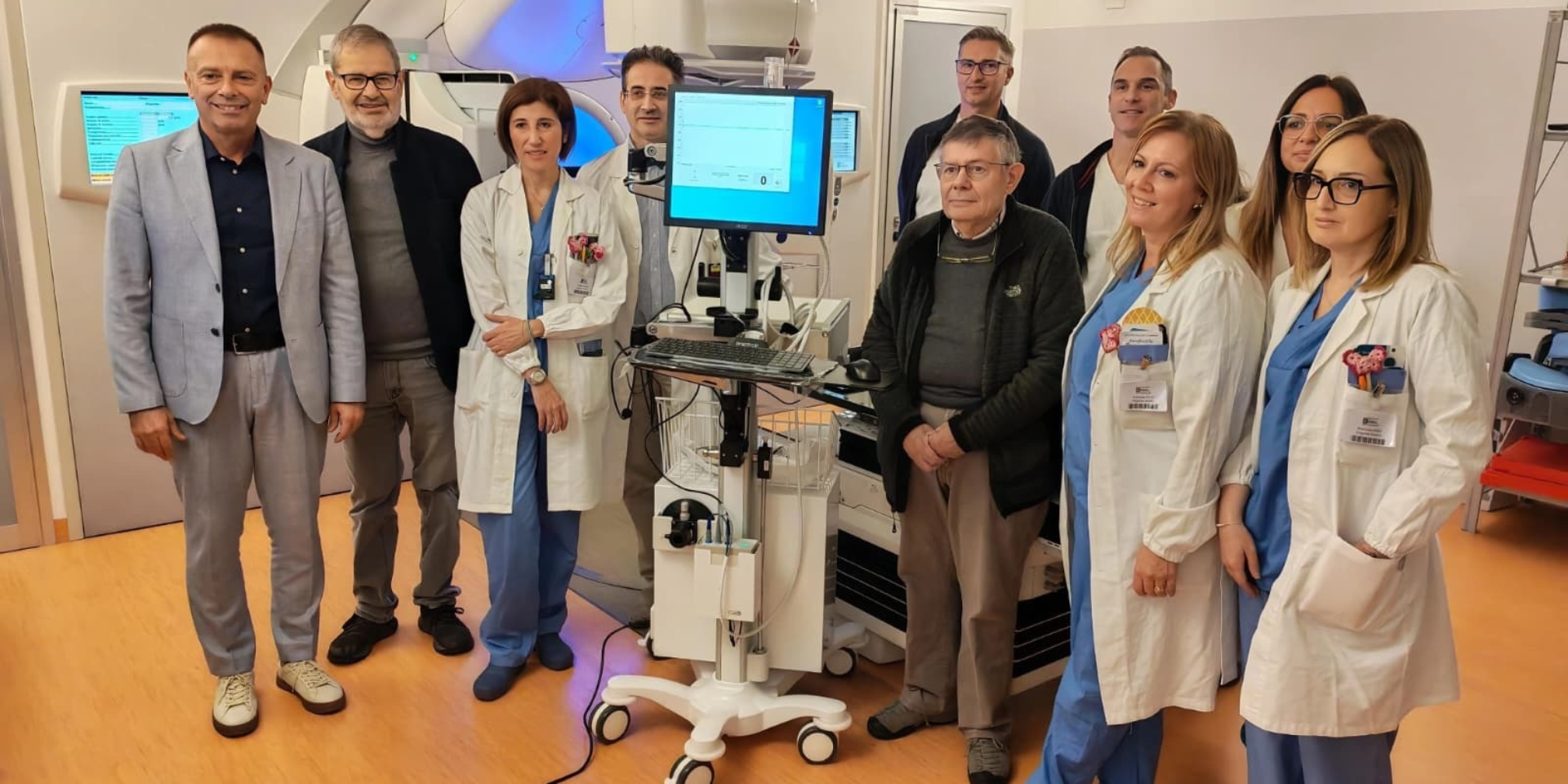 L'equipe della SC Radiologia, i donatori e il Direttore Generale di ASST Valcamonica a lato dell’Active Breathing Coordinator